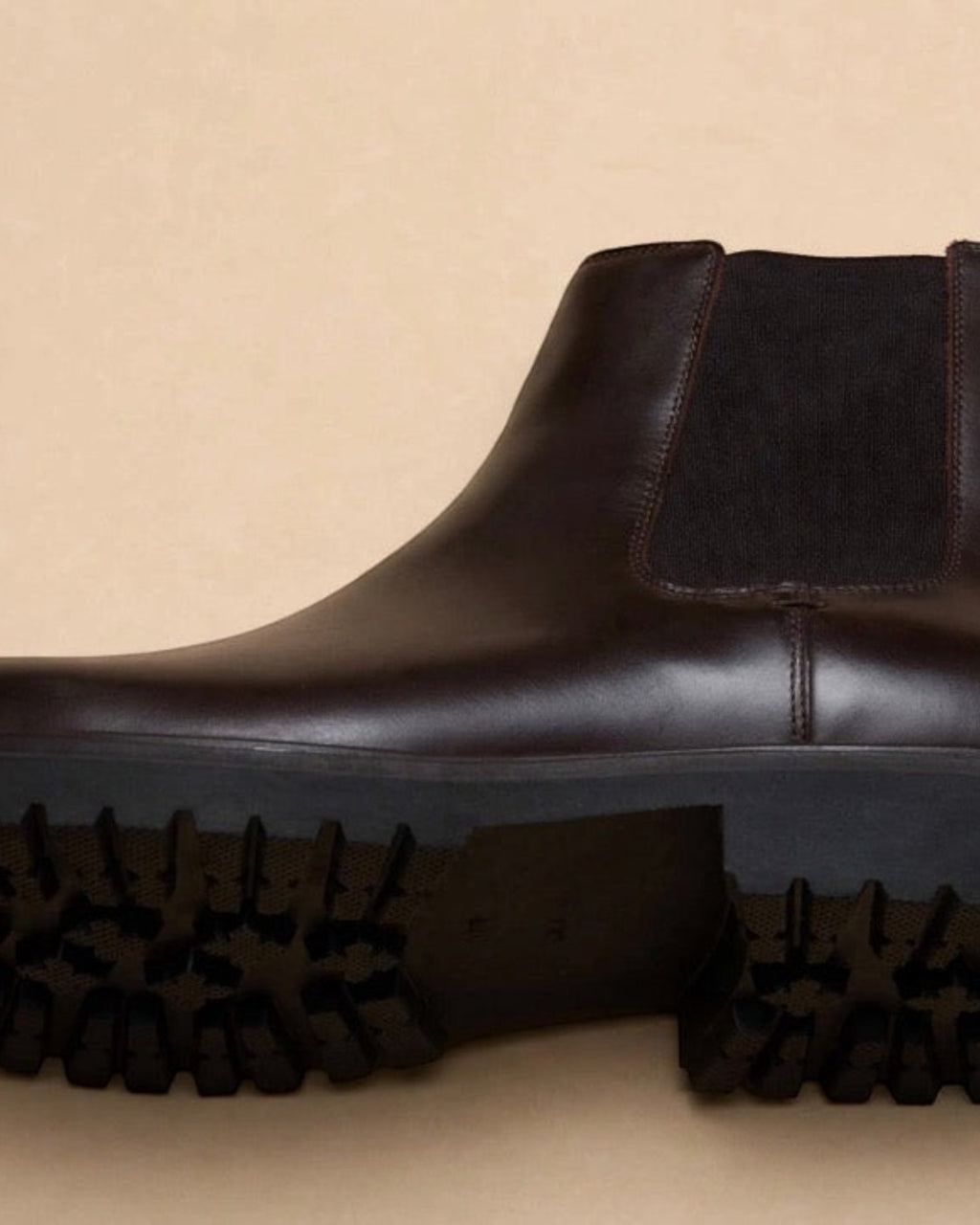 Bota Chelsea The Picks Club modelo Hadley en color espresso con suela de goma dentada y paneles elásticos laterales