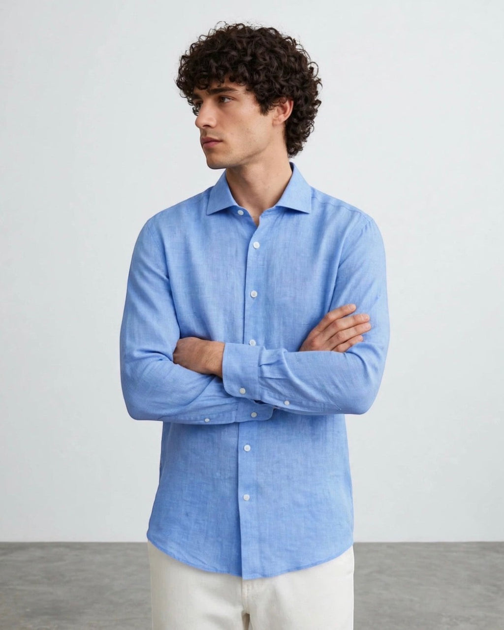 Hombre con camisa casual de lino azul claro de The Picks Club, manga larga y cuello clásico sobre fondo neutro
