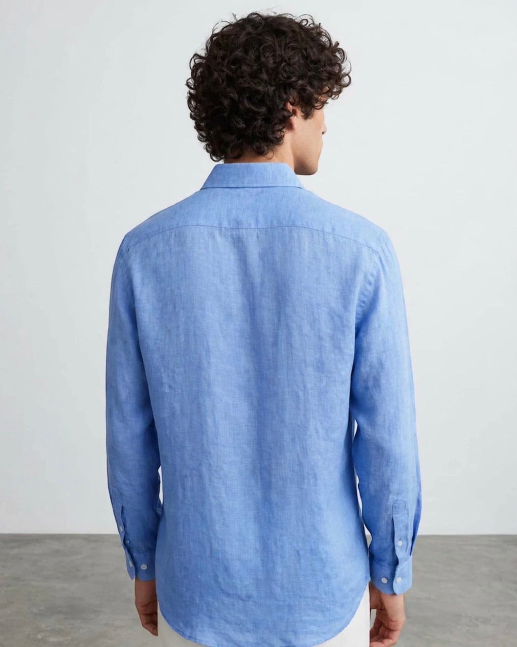 Vista trasera de una camisa casual de lino azul claro de The Picks Club con corte clásico y mangas largas