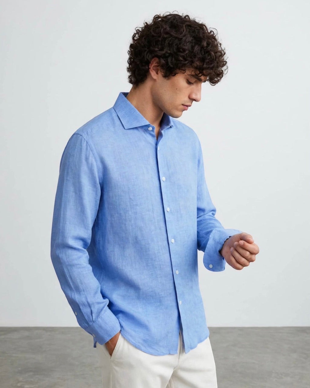 Hombre con camisa casual de lino azul claro de The Picks Club, con cuello clásico y mangas largas