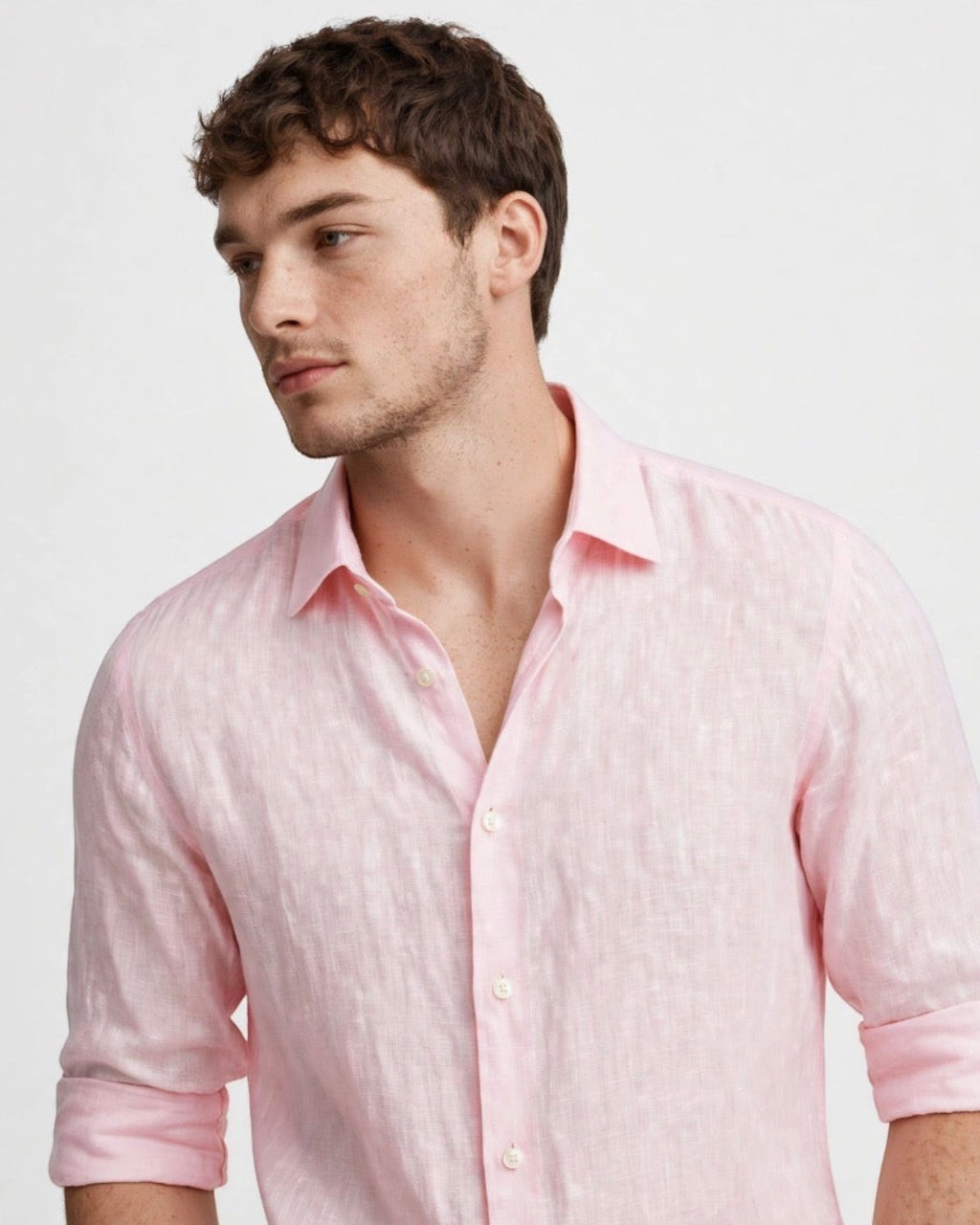 Camisa casual de lino color rosa blush de The Picks Club con cuello clásico y mangas remangadas