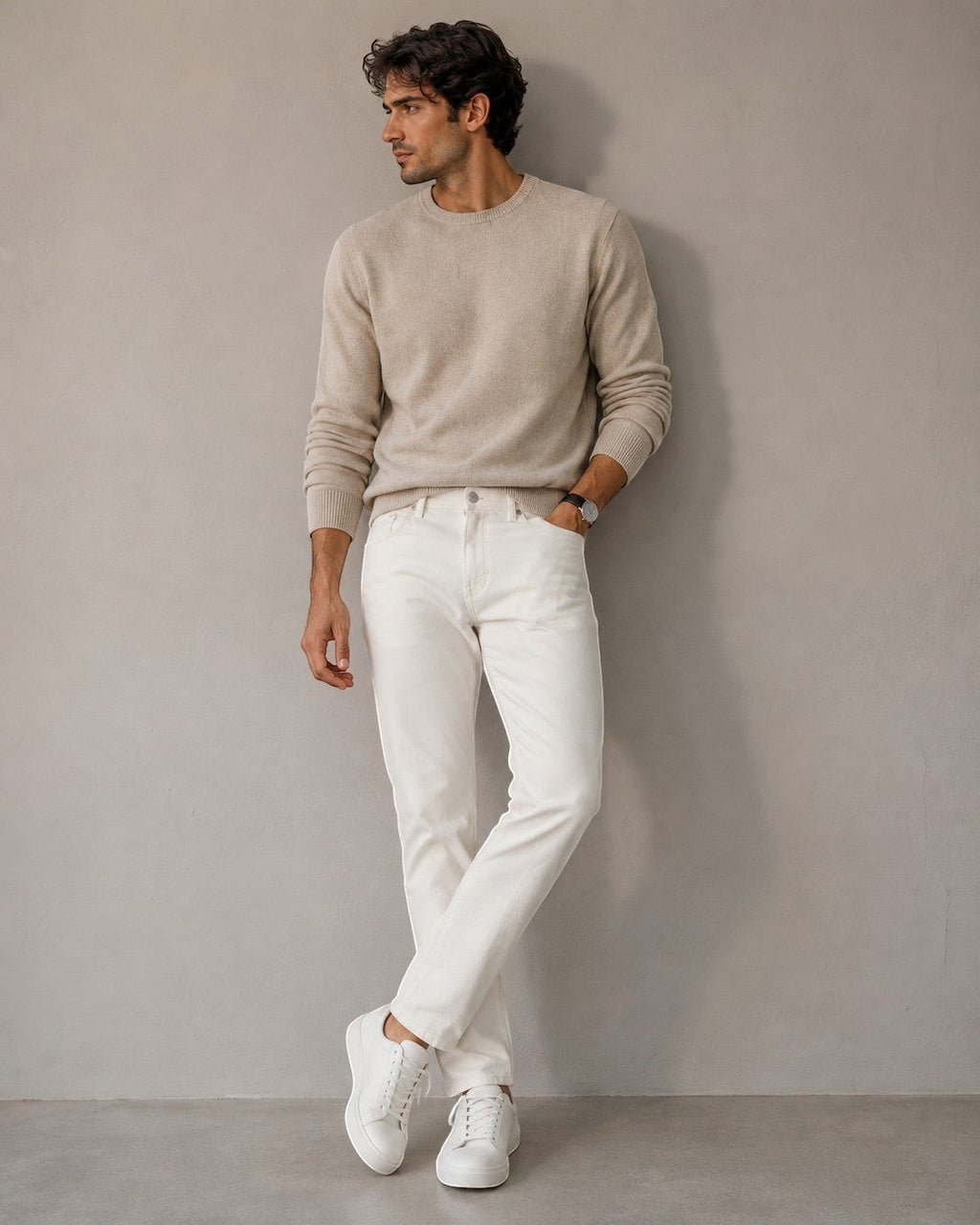 Hombre con jeans rectos color crudo de The Picks Club combinados con suéter beige y zapatillas blancas