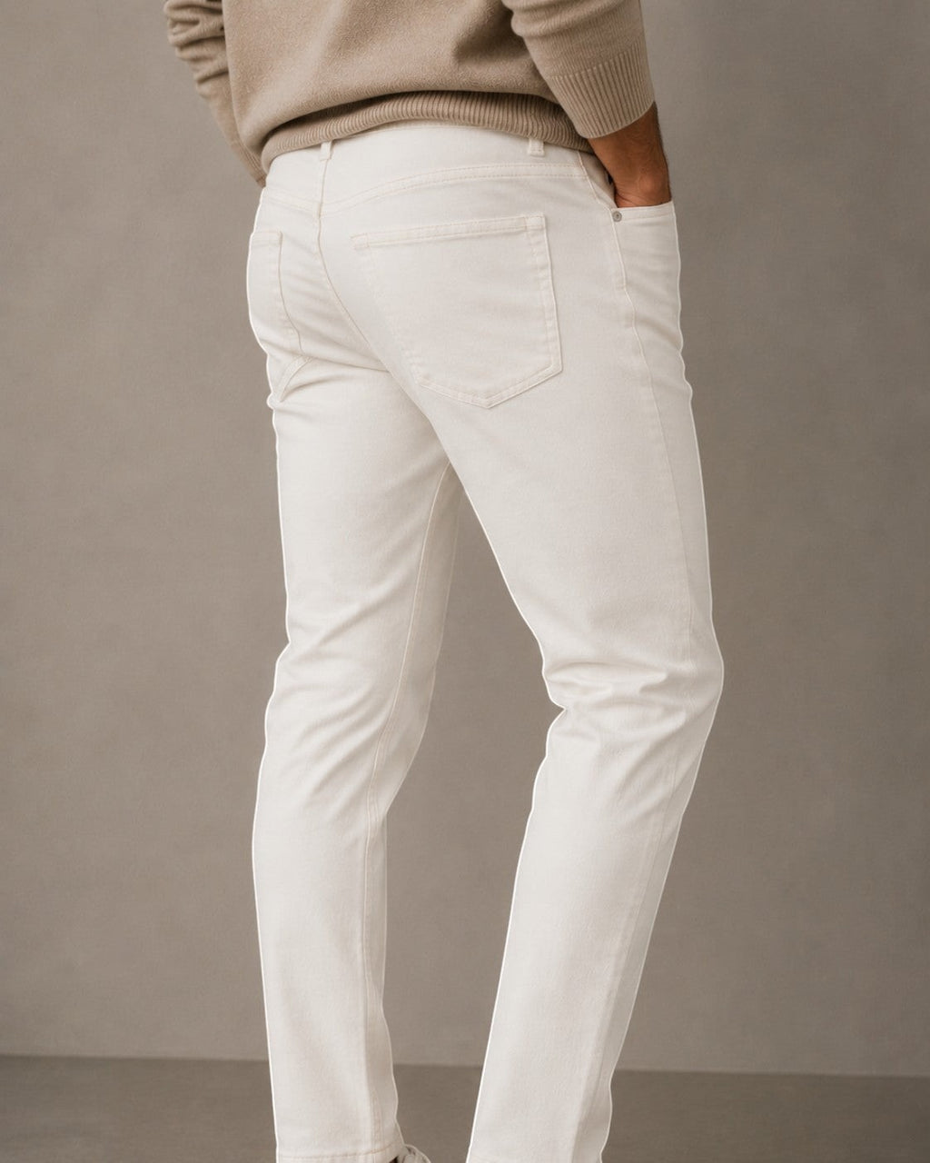 Hombre vistiendo jeans rectos color crudo de The Picks Club combinados con un suéter beige, vista trasera