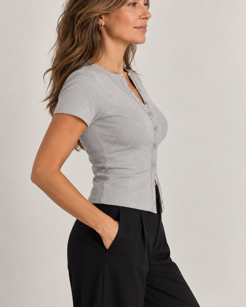 Modelo vistiendo el Top Berlín de The Picks Club en color gris piedra, diseño ajustado de canalé con botones